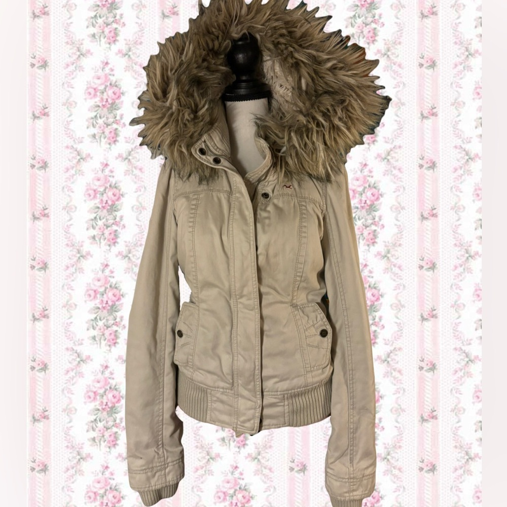 HOLLISTER FAUX FUR JACKET!